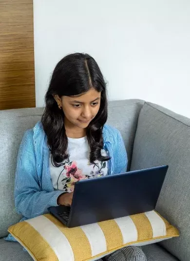 Student attending an online class with Wizdomi